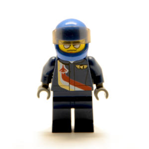 Pilot mit blauem Helm